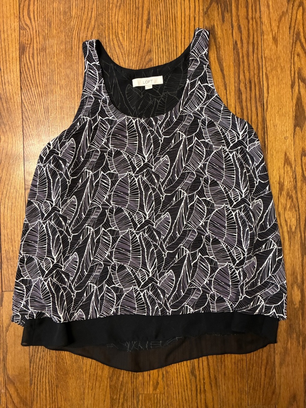 LOFT Black and White Leaf-Print flowy Tank size S